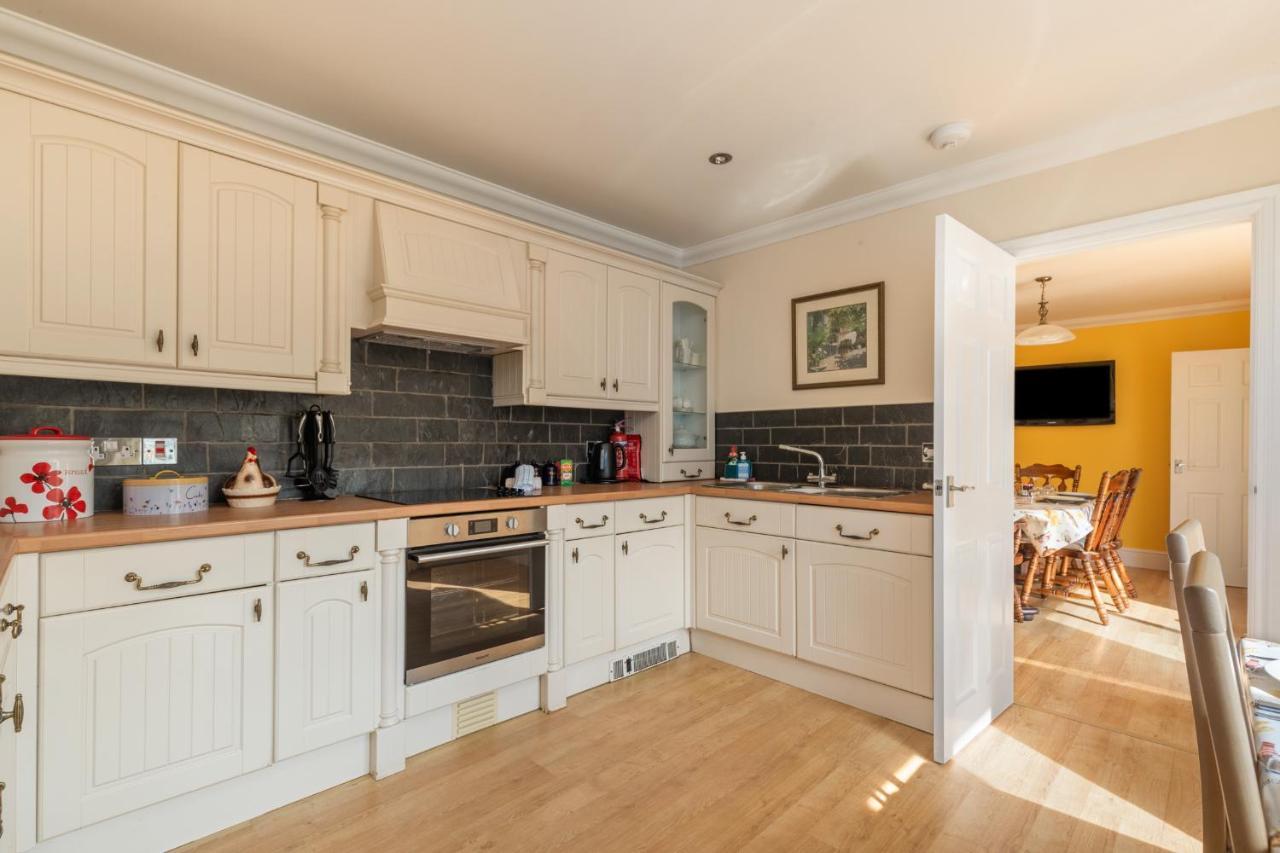 Sunningdale - Beach Side Cottage, Sea Views, Parking 손더스풋 외부 사진