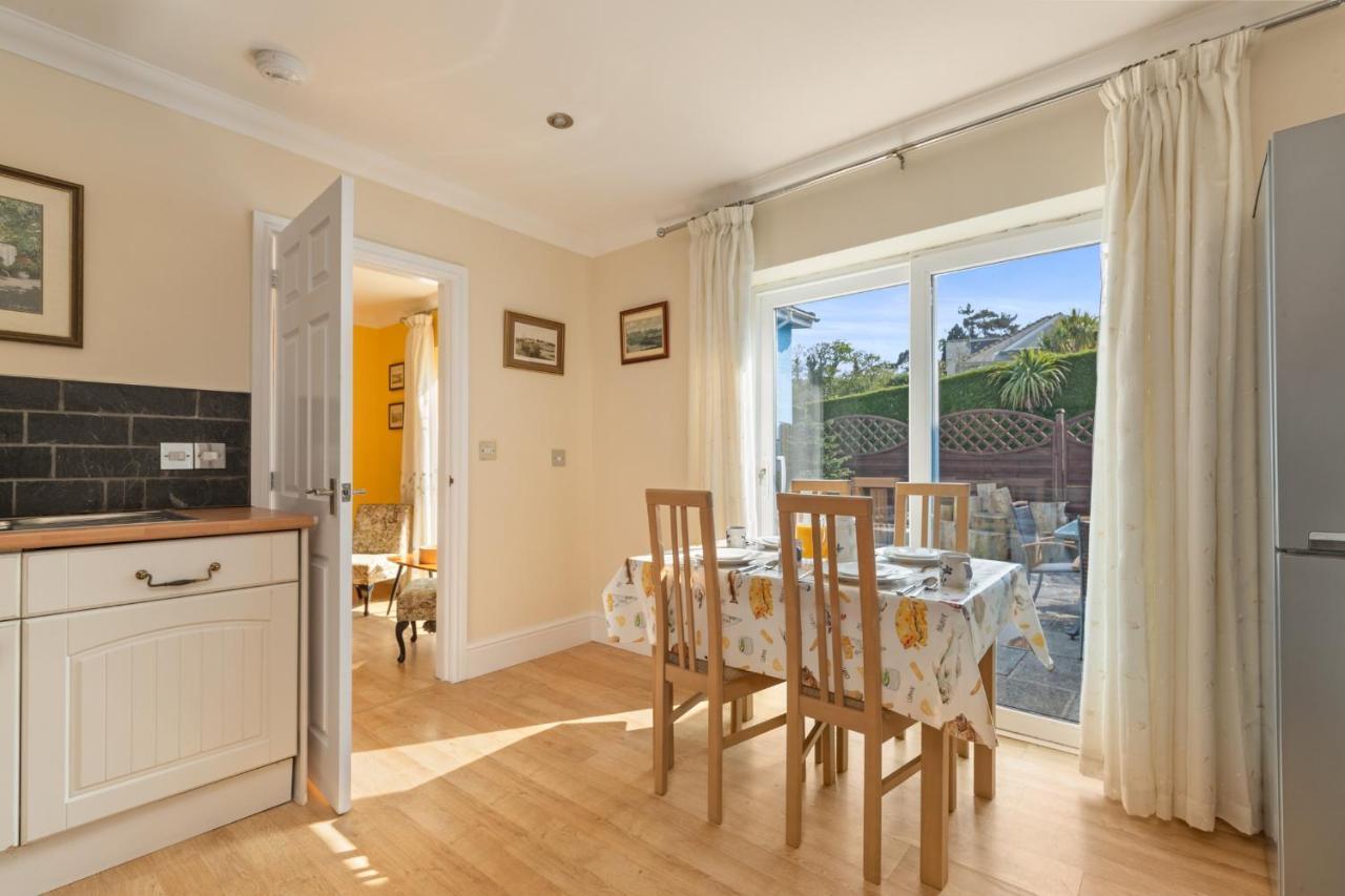 Sunningdale - Beach Side Cottage, Sea Views, Parking 손더스풋 외부 사진