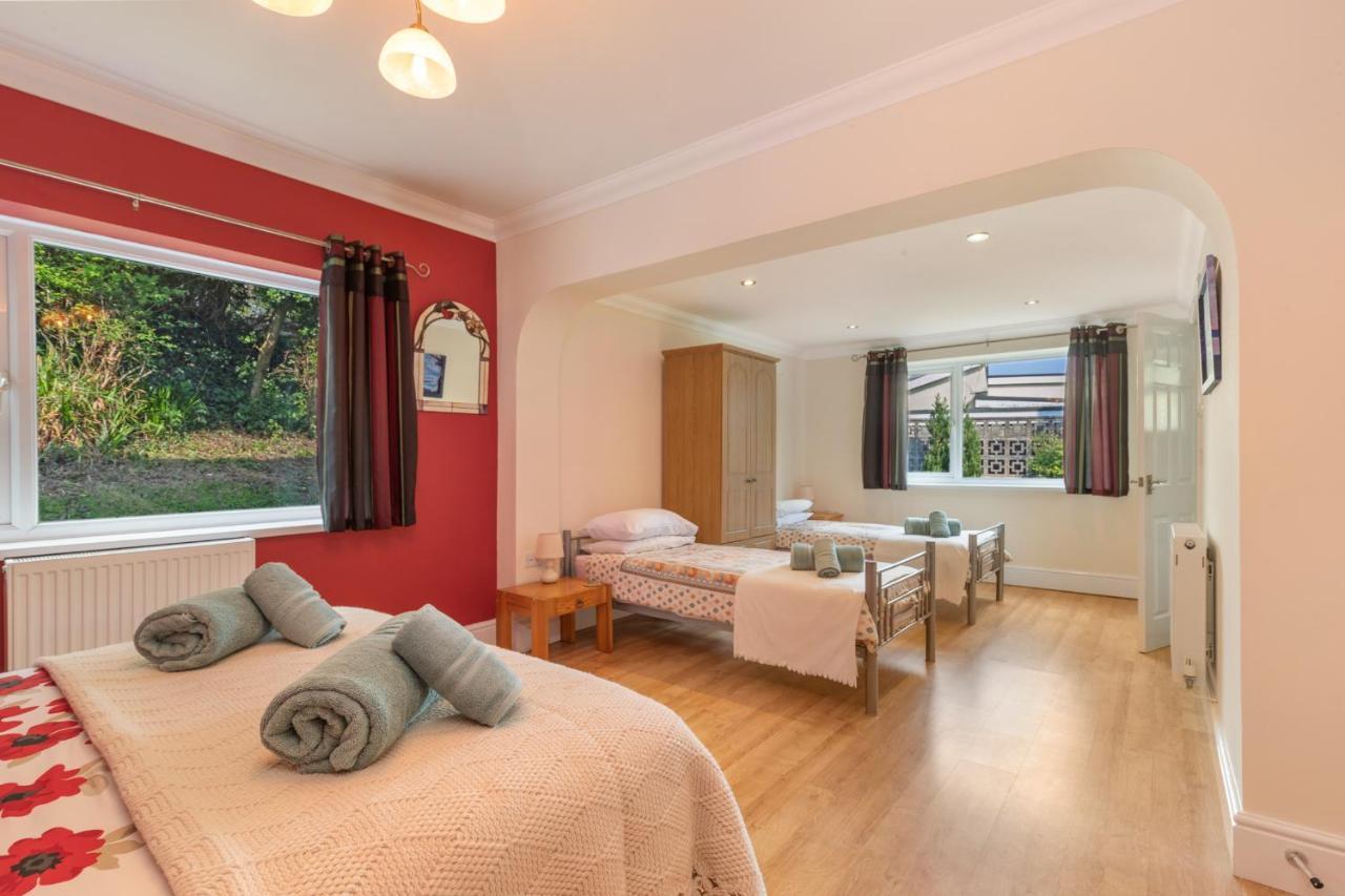 Sunningdale - Beach Side Cottage, Sea Views, Parking 손더스풋 외부 사진